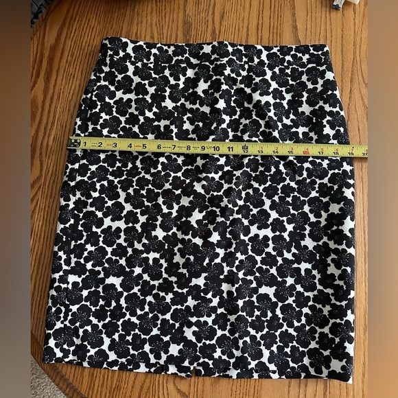 J Crew Floral Print Pencil Skirt Size 8 Office Siren Academia Goth Preppy - Picture 9 of 9